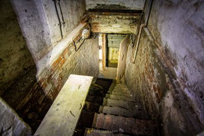 Ein sehr altes Zimmer mit einer sehr alten Tür