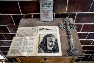 Ein Buch auf einem Tisch