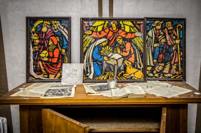 Zwei Gemälde auf einem Tisch