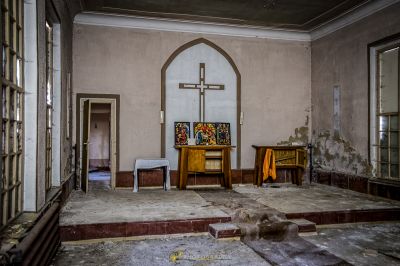 Ein Raum mit einem Kreuz an der Wand