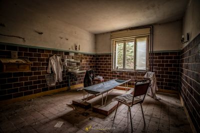 Ein Zimmer mit einem Tisch und Stühlen in ihm