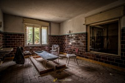 Ein Zimmer mit einem Tisch und Stühlen in ihm