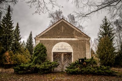 Eine Kirche mit einem Kreuz auf der Vorderseite