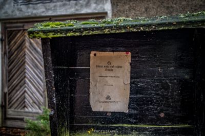 Ein Stück Papier auf einer Holzkiste