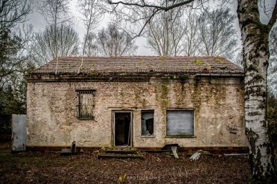 Ein altes Gebäude mit einer kaputten Tür und einem kaputten Fenster