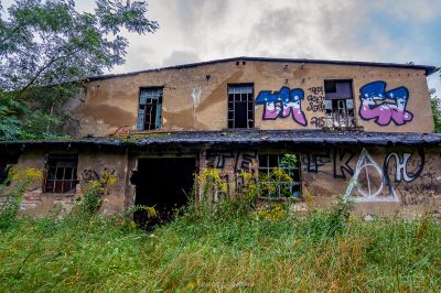 Ein Gebäude mit Graffiti darauf