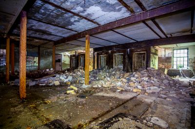 Ein Raum mit vielen Trümmern und Trümmern