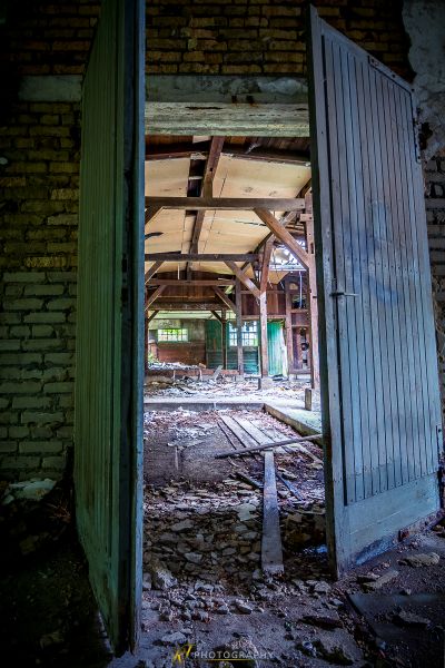 Eine offene Tür in einem heruntergekommenen Gebäude