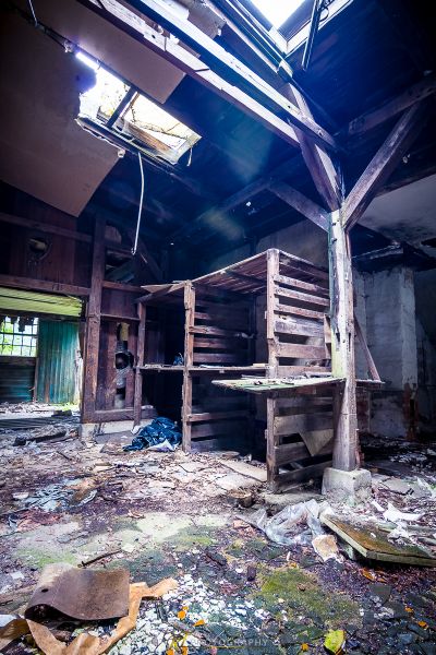 Ein Raum mit vielen Trümmern und Trümmern