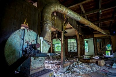 Ein großes Rohr in einem Gebäude