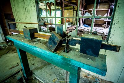 Eine Maschine, die auf einem Tisch sitzt