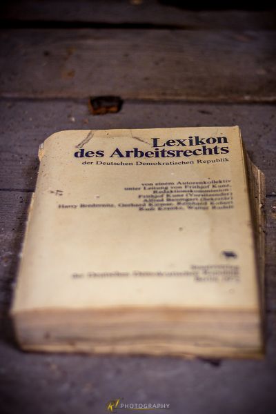 Ein Buch auf dem Boden