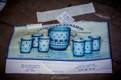 Ein Haufen Tassen, die auf einem Stück Papier sitzen