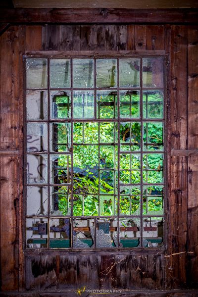 Ein Fenster mit einem zerbrochenen Glas in der Mitte eines Raumes