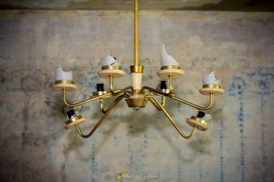 Eine Chandel mit fünf Lichtern, die davon hängen