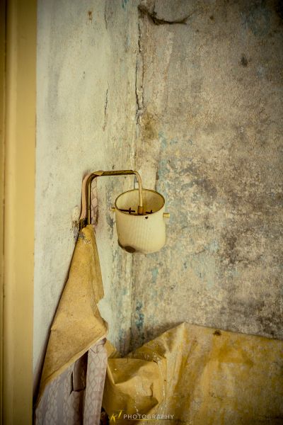 Ein schmutziges Badezimmer mit einer schmutzigen Toilette und einem schmutzigen Waschbecken