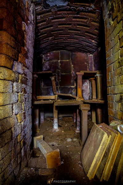 Ein Zimmer mit einem Herd und ein paar Kisten