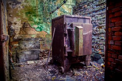 Eine alte, rostige, rostige und ausgebrochene Maschine