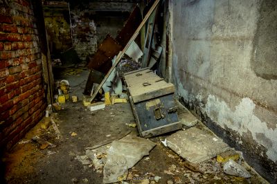 Ein kaputter Ofen, der in einem Raum mit einer Ziegelwand sitzt