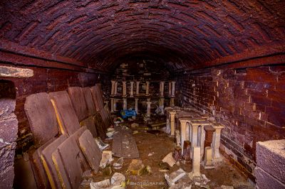 Das Innere eines verlassenen Gebäudes mit vielen Trümmern