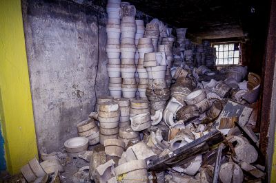 Ein Haufen alter und schmutziger Gegenstände in einem Raum
