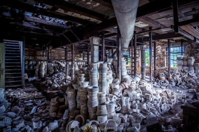 Ein großer Haufen weißer Keramik