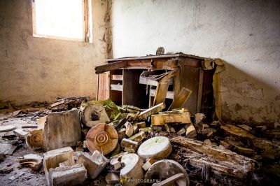 Ein Zimmer mit einem Haufen Schrott