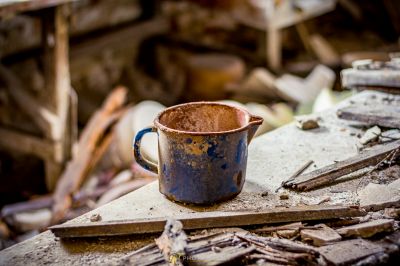 Eine Tasse, die auf einem Tisch in einem Raum sitzt
