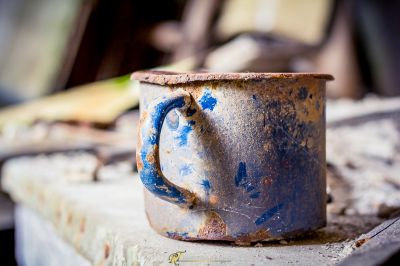Eine blaue Tasse auf einem Tisch sitzend