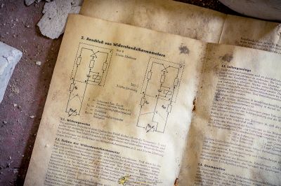 Ein Stück Papier mit einer Zeichnung einer Schaltung