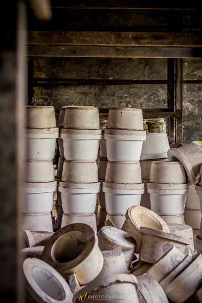 Ein Haufen weißer Töpfe, die auf einem Tisch sitzen