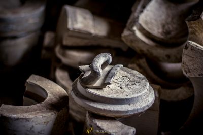 Eine Nahaufnahme eines Metallobjektes auf einem Tisch