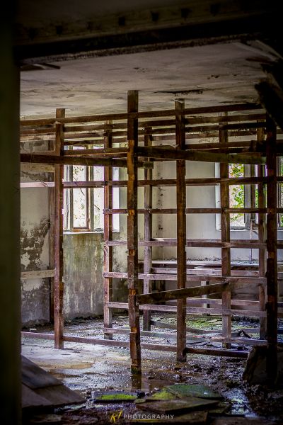 Ein Raum mit vielen Trümmern und Trümmern