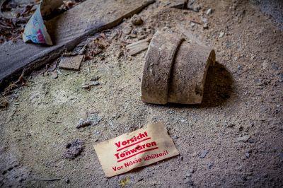 Ein Stück Papier, das auf dem Boden gelassen wurde