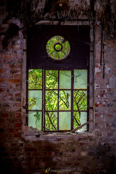 Ein Fenster mit einer Uhr darauf