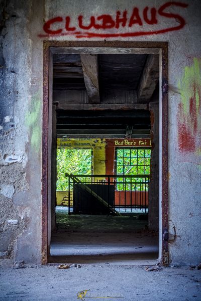 Eine Tür mit Graffiti an den Wänden und einer Treppe