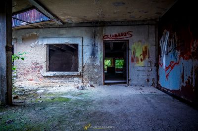 Ein Raum mit Graffiti an den Wänden und einer Tür