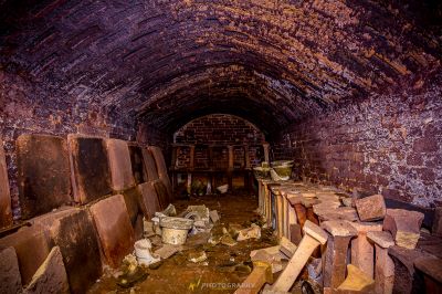 Ein Tunnel mit vielen Trümmern und Trümmern