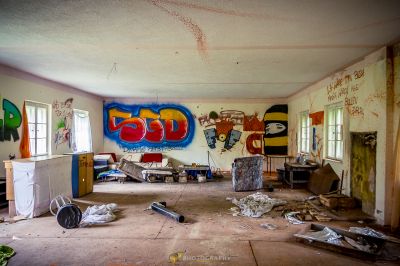 Ein Raum mit viel Graffiti an den Wänden