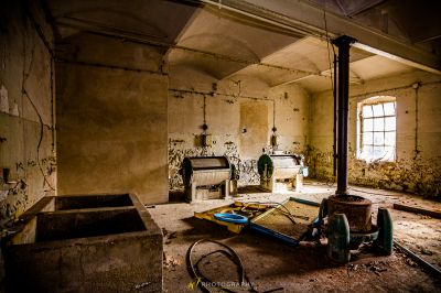 Ein Zimmer mit Waschbecken und Herd