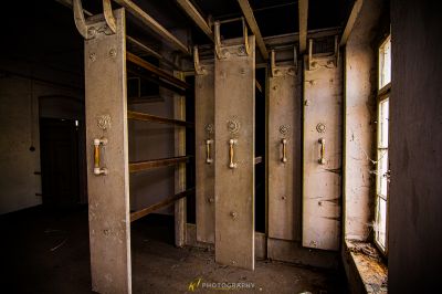 Ein Zimmer mit einem Bündel von Türen und einem Haufen von Fenstern