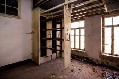 Ein Zimmer mit einer kaputten Tür und einem Fenster