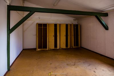 Ein Raum mit einem Haufen Türen und einer Wand