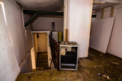 Ein schmutziges Zimmer mit Herd und Kühlschrank