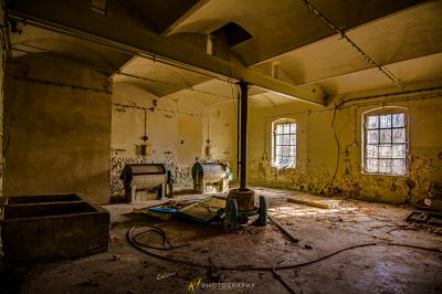 Ein Zimmer mit einer kaputten Decke und einem kaputten Herd