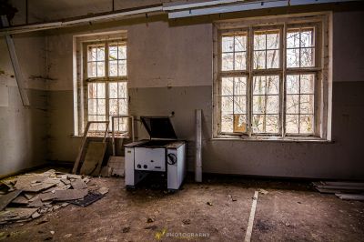 Ein Zimmer mit Herd und Fenster