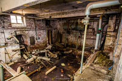 Ein Raum mit vielen Trümmern und Rohren
