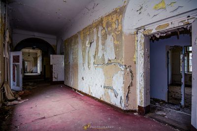 Ein alter Raum mit Peeling Farbe und Peeling