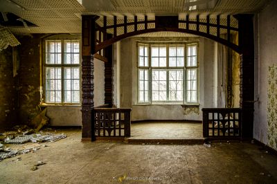 Ein Zimmer mit einer Holzbank und einem Fenster