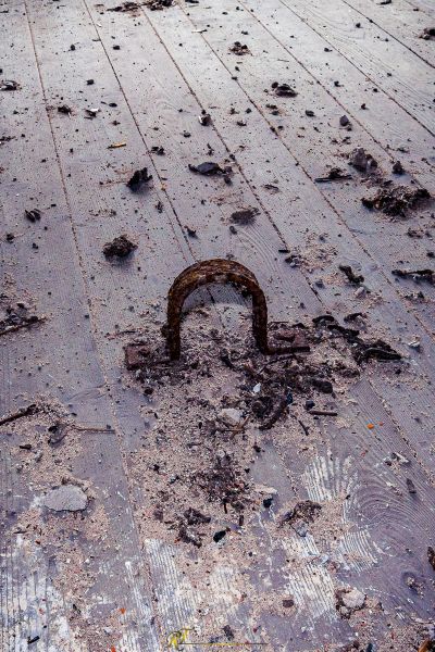 Ein hölzerner Boden mit einem Loch darin